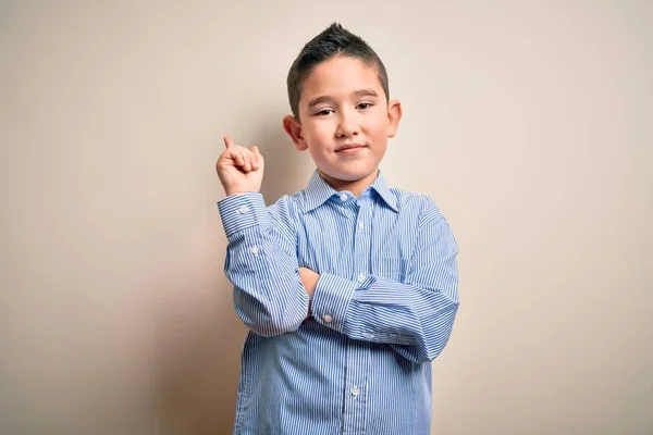 Mladý Chlapec Elegantní Košili Stojící Nad Izolovaným Pozadím Velkým Úsměvem — Stock fotografie