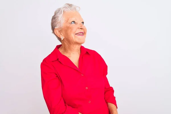 Femme Âgée Aux Cheveux Gris Portant Une Chemise Décontractée Rouge — Photo