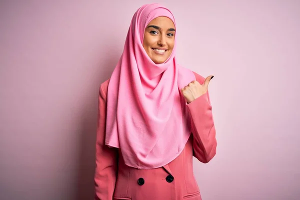 Young Beautiful Brunette Businesswoman Wearing Pink Muslim Hijab Business Jacket — Stok fotoğraf