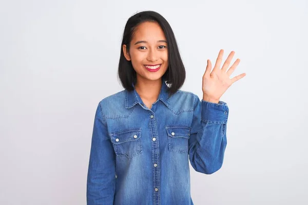 Jonge Mooie Chinese Vrouw Draagt Denim Shirt Staan Geïsoleerde Witte — Stockfoto