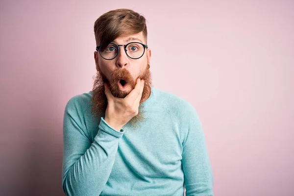 Beau Rouquin Irlandais Avec Barbe Portant Des Lunettes Sur Fond — Photo