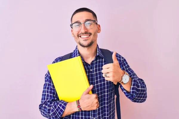 Joven Estudiante Guapo Sosteniendo Libro Sobre Fondo Aislado Feliz Con — Foto de Stock