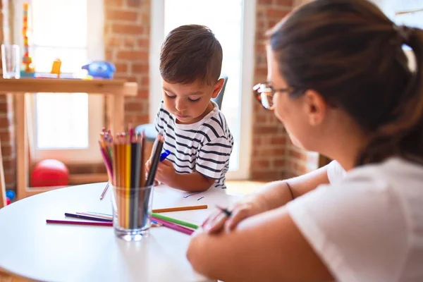 Vacker Lärare Och Barn Pojke Ritning Ritning Med Hjälp Färgade — Stockfoto