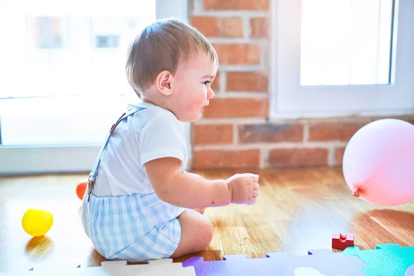 Entzückendes Kleinkind Spielt Kindergarten Jede Menge Spielzeug — Stockfoto