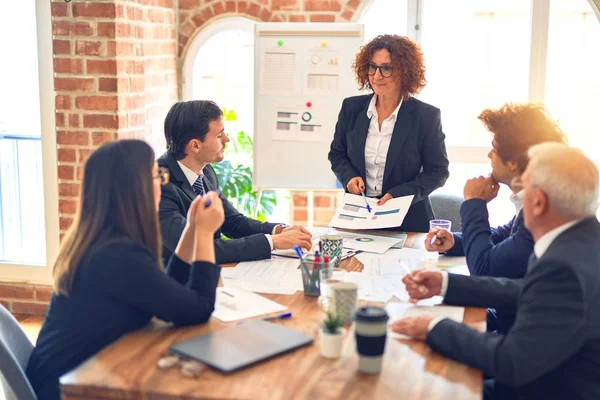 Gruppe Von Geschäftsleuten Die Einem Meeting Zusammenarbeiten Hört Einer Von — Stockfoto