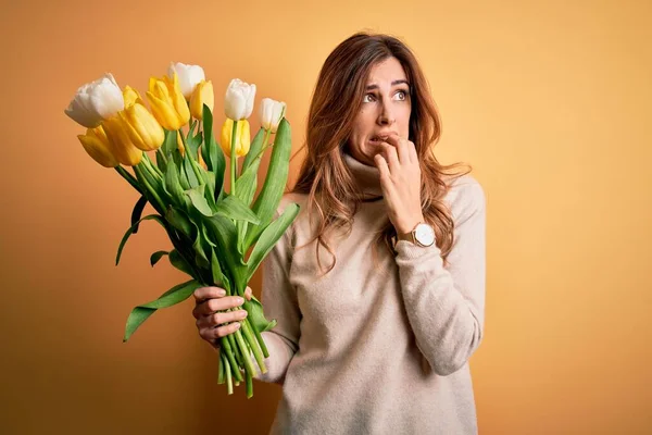 Joven Mujer Morena Hermosa Sosteniendo Ramo Tulipanes Amarillos Sobre Fondo — Foto de Stock