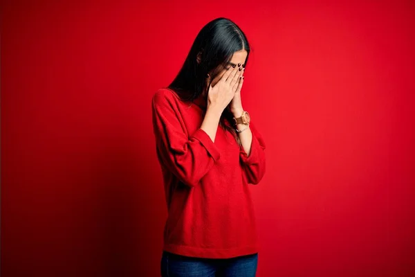 Młoda Piękna Brunetka Ubrana Luźny Sweter Odizolowanym Czerwonym Tle Smutnym — Zdjęcie stockowe