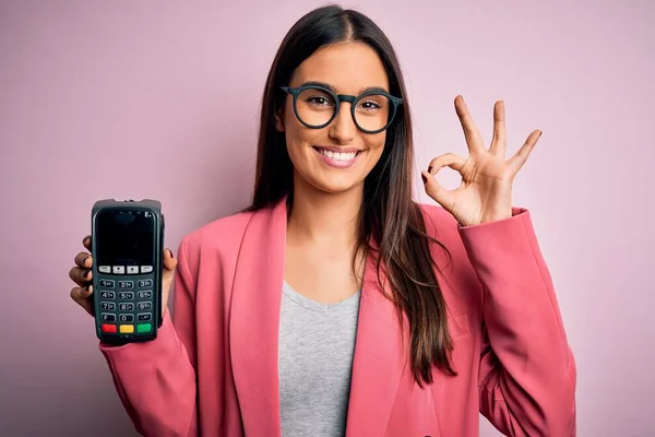 Junge Schöne Brünette Frau Mit Datafon Zahlen Mit Kreditkarte Finanzieren — Stockfoto