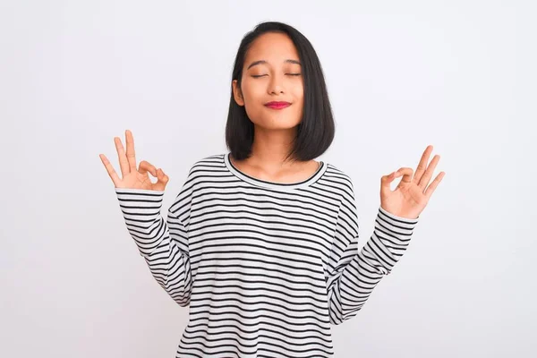 Jonge Chinese Vrouw Draagt Gestreepte Shirt Staan Geïsoleerde Witte Achtergrond — Stockfoto