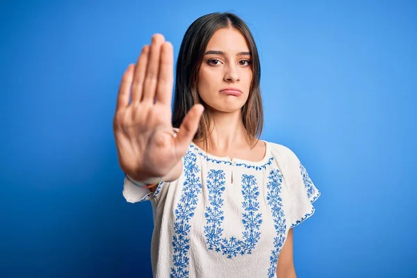 Jonge Mooie Brunette Vrouw Dragen Casual Shirt Staan Blauwe Achtergrond — Stockfoto