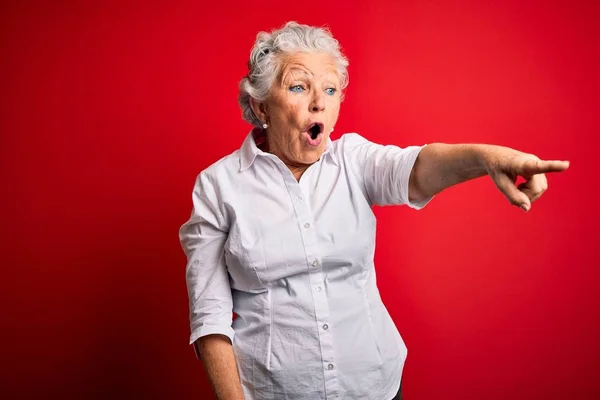 Senior Hermosa Mujer Con Camisa Elegante Pie Sobre Fondo Rojo — Foto de Stock