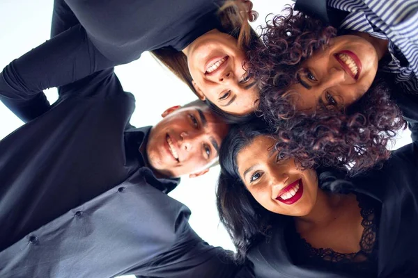 Gruppe Von Geschäftsleuten Glücklich Lächelnd Mit Zusammengekniffenen Köpfen Und Lächelnd — Stockfoto