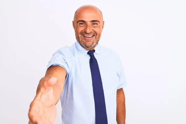 Empresário Meia Idade Vestindo Gravata Sobre Fundo Branco Isolado Sorrindo — Fotografia de Stock