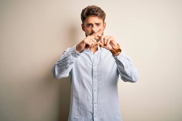 Joven Hombre Guapo Con Barba Vistiendo Camisa Rayas Pie Sobre —  Fotos de Stock