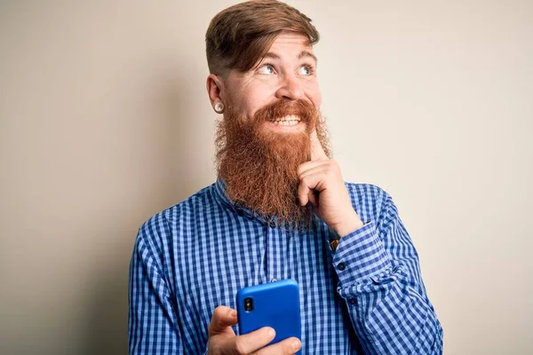 Pelirrojo Irlandés Hombre Con Barba Usando Teléfono Inteligente Mirando Pantalla — Foto de Stock
