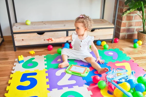 Bela Criança Caucasiana Brincando Com Brinquedos Sala Jogos Colorida Feliz — Fotografia de Stock