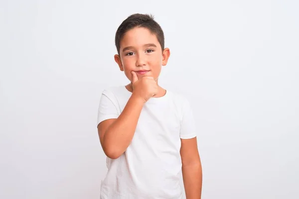 Menino Bonito Vestindo Camiseta Casual Sobre Fundo Branco Isolado Olhando — Fotografia de Stock