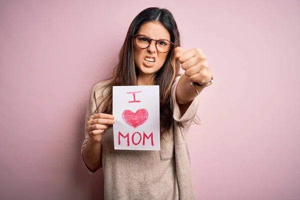 Jovem Mulher Bonita Segurando Papel Com Amor Mãe Mensagem Celebrando — Fotografia de Stock