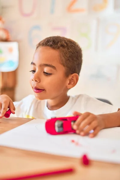 Mooi Afrikaans Amerikaans Peuter Zitten Schilderij Auto Speelgoed Met Behulp — Stockfoto