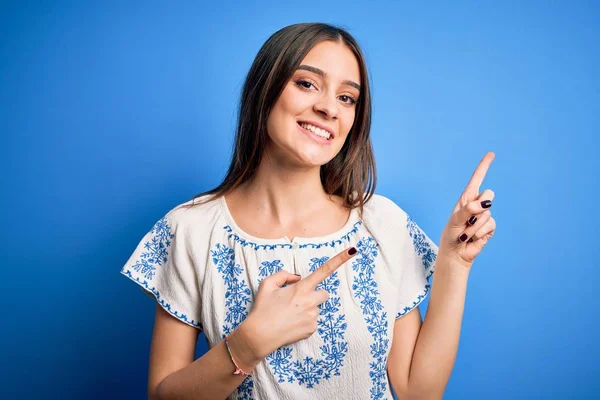 Jovem Bela Mulher Morena Vestindo Camiseta Casual Sobre Fundo Azul — Fotografia de Stock