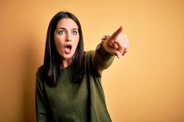 Jonge Brunette Vrouw Met Blauwe Ogen Dragen Groene Casual Trui — Stockfoto