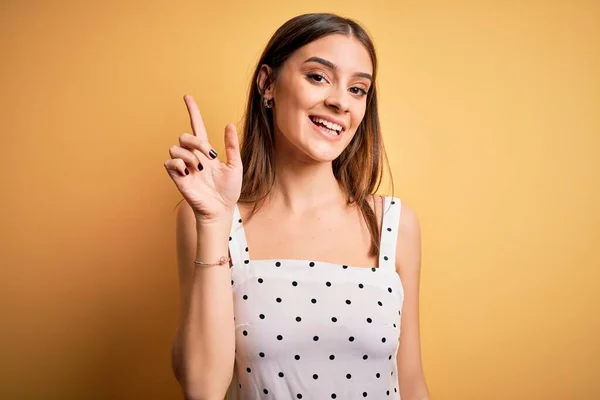 Jovem Bela Mulher Morena Vestindo Vestido Casual Sobre Fundo Amarelo — Fotografia de Stock