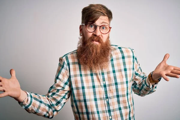 Hombre Pelirrojo Irlandés Guapo Con Barba Con Gafas Camisa Hipster —  Fotos de Stock