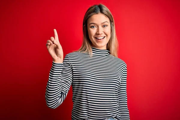 Jong Mooi Blond Vrouw Dragen Casual Gestreepte Trui Rood Geïsoleerde — Stockfoto