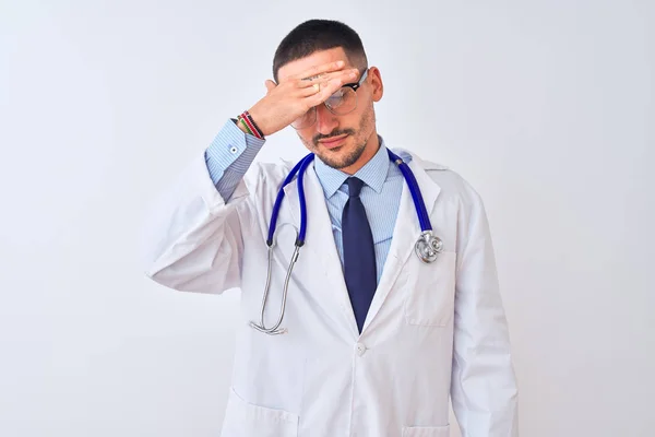 Młody Lekarz Noszący Stetoskop Odosobnionym Tle Zasłaniającym Oczy Ręką Wyglądający — Zdjęcie stockowe