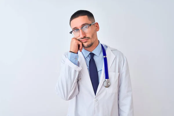 Young Doctor Man Wearing Stethoscope Isolated Background Thinking Looking Tired — 스톡 사진