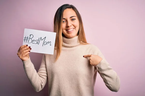 Jovem Bela Mulher Segurando Papel Com Melhor Mensagem Mãe Celebrando — Fotografia de Stock