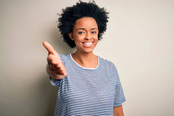 Mladá Krásná Afroamerická Afro Žena Kudrnatými Vlasy Sobě Pruhované Tričko — Stock fotografie