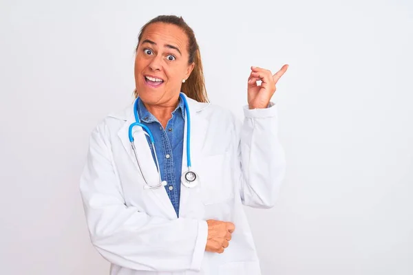 Wanita Dokter Usia Pertengahan Mengenakan Stetoskop Atas Latar Belakang Terisolasi — Stok Foto