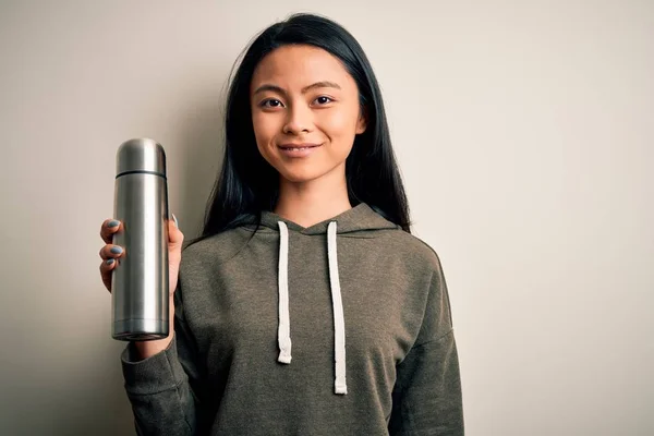 Jonge Mooie Chinese Vrouw Houden Thermo Staande Geïsoleerde Witte Achtergrond — Stockfoto