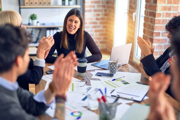 Grupo Trabajadores Negocios Sonriendo Felices Confiados Trabajando Juntos Con Sonrisa —  Fotos de Stock