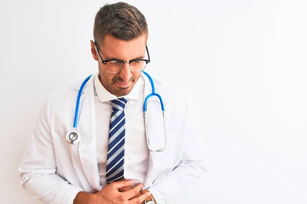 年轻英俊的医生 背负听诊器 双手放在肚子上 因为消化不良 痛苦不堪 阿切概念 — 图库照片