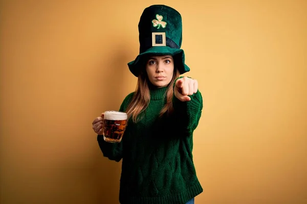 Young Beautiful Woman Wearing Green Hat Drinking Jar Beer Saint — Stock Photo, Image