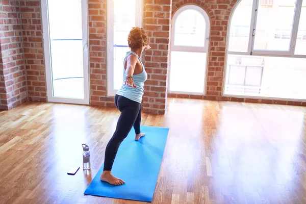 Schöne Sportlerin Mittleren Alters Die Auf Der Matte Steht Yoga — Stockfoto