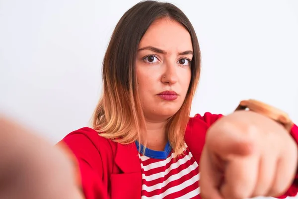 Hermosa Mujer Con Camiseta Rayas Chaqueta Pie Sobre Fondo Blanco — Foto de Stock