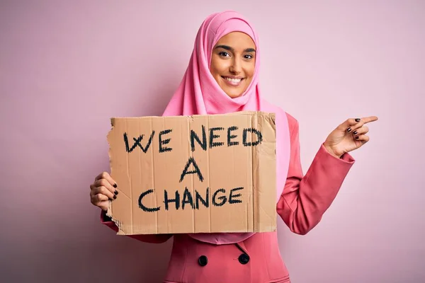 Aktivistin Trägt Rosa Muslimischen Hijab Mit Banner Mit Der Botschaft — Stockfoto