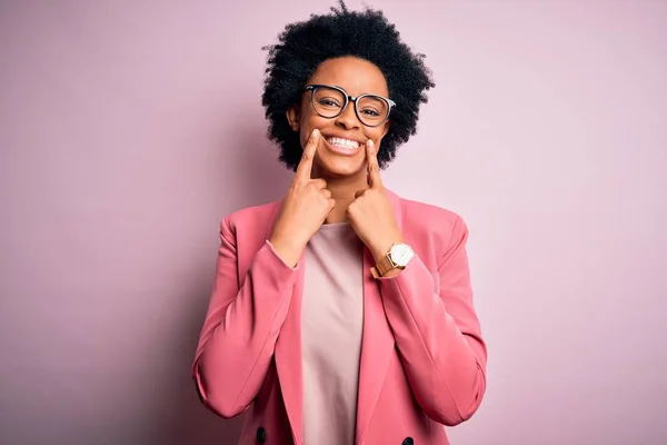 Молода Афроамериканська Бізнесменка Кучерявим Волоссям Одягнена Рожевий Піджак Смайлик Відкритим — стокове фото