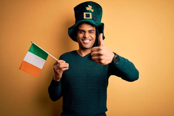 Αφροαμερικάνος Φοράει Πράσινο Καπέλο Κρατώντας Ιρλανδική Σημαία Ιρλανδία Γιορτάζει Αγίου — Φωτογραφία Αρχείου