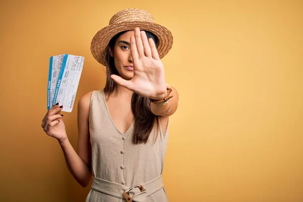 Young Beautiful Brunette Tourist Woman Vacation Wearing Hat Holding Boarding — Stock Photo, Image