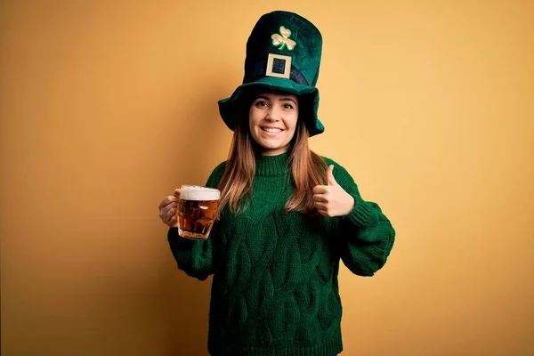 Young Beautiful Woman Wearing Green Hat Drinking Jar Beer Saint — Stock Photo, Image