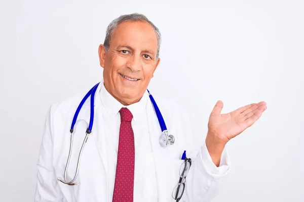 Hombre Médico Pelo Gris Mayor Con Estetoscopio Pie Sobre Fondo — Foto de Stock