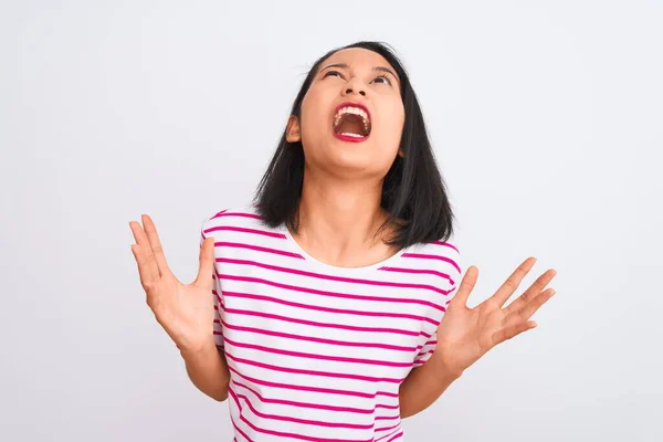 Joven Mujer China Con Camiseta Rayas Pie Sobre Fondo Blanco —  Fotos de Stock