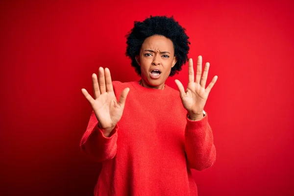 Ung Vacker Afroamerikansk Afro Kvinna Med Lockigt Hår Bär Casual — Stockfoto