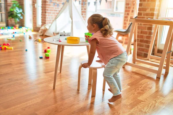 Schöne Blonde Kleinkind Mädchen Steht Kindergarten — Stockfoto