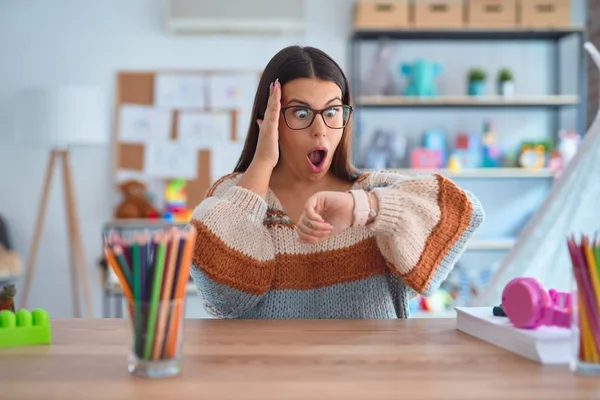 Joven Mujer Hermosa Maestra Con Suéter Gafas Sentadas Escritorio Jardín — Foto de Stock