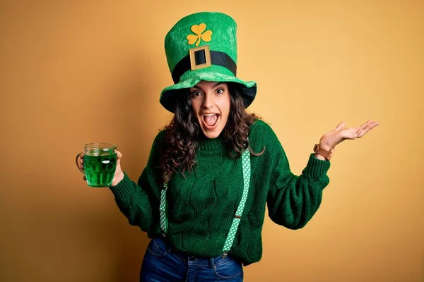 Beautiful Curly Hair Woman Wearing Hat Drinking Jar Green Beverage — Stock Photo, Image